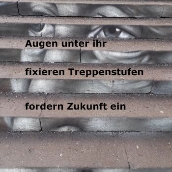 Augen unter ihr fixieren Treppenstufen fordern Zukunft ein Augen unter ihr fixieren Treppenstufen fordern Zukunft ein